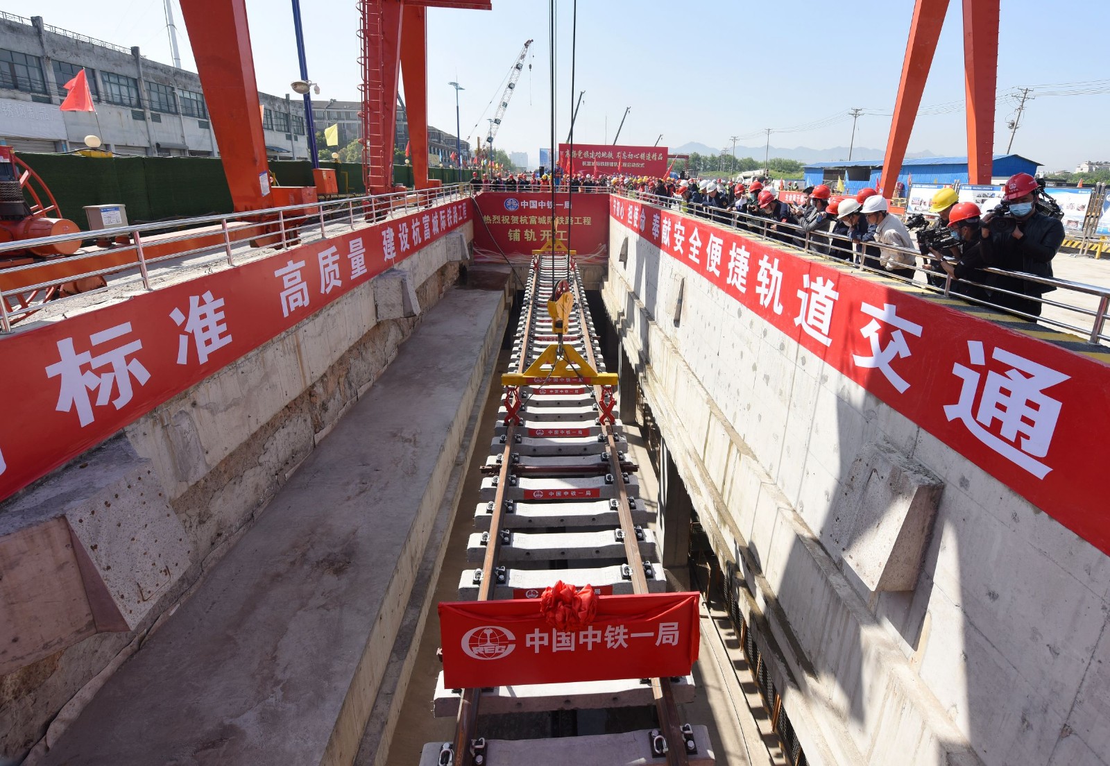 1586590913685317.jpg 軌排下井.jpg