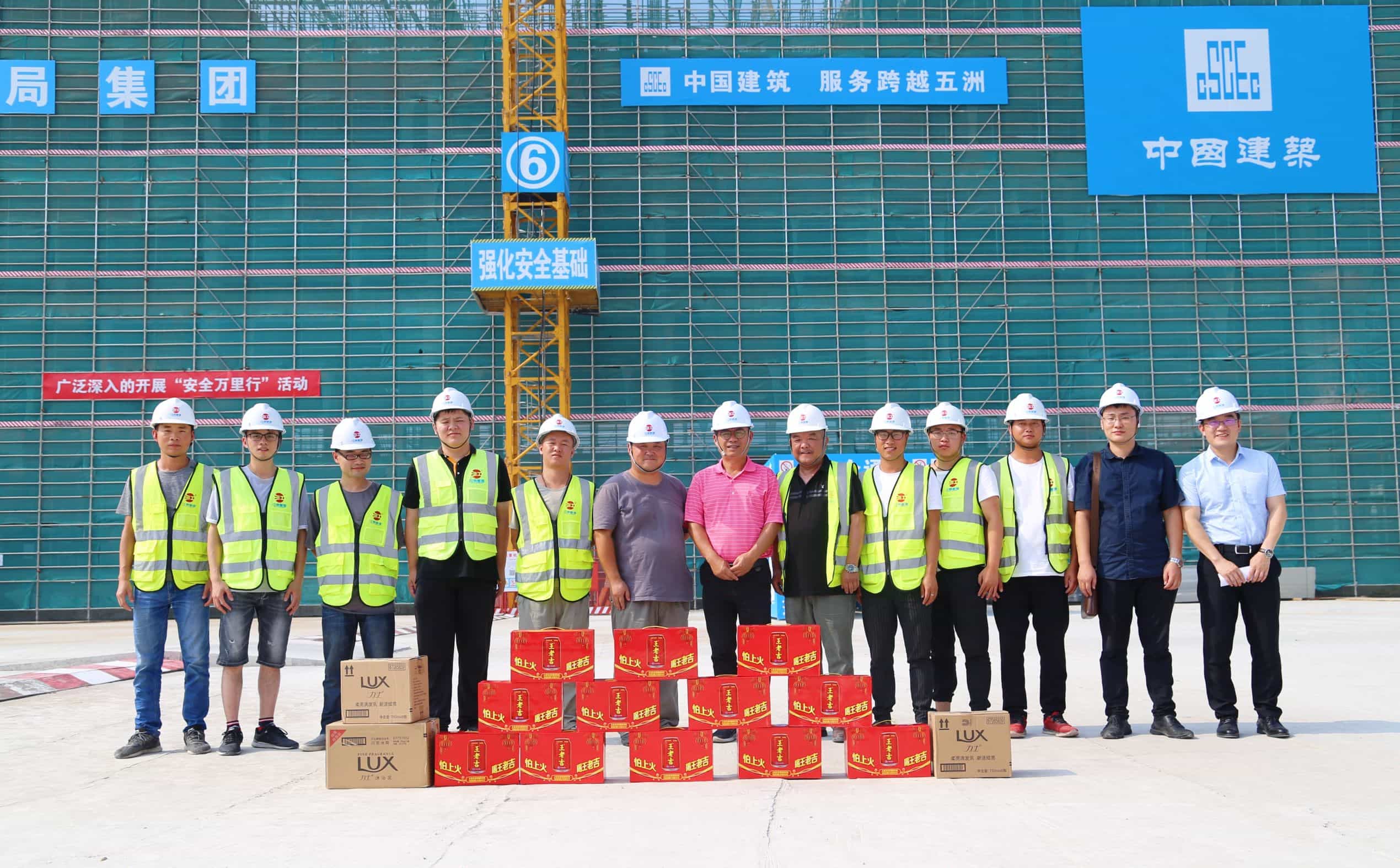 公司董事長李建軍帶隊深入一線慰問職工 高溫慰問到一線 情系員工送清涼